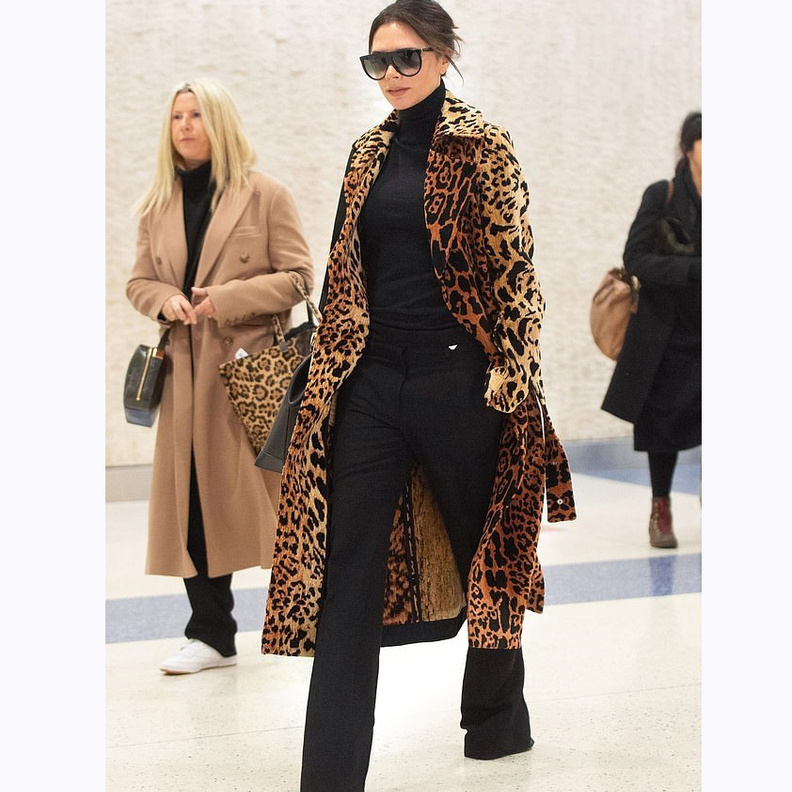  أناقة اللون الأسود الكلاسيكي مع المعطف المنقوش بتفاصيل جلد النمر