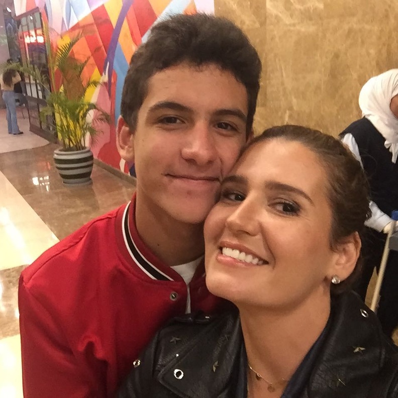 هنا شيحا تحتفل مع ابنها الشاب آدم