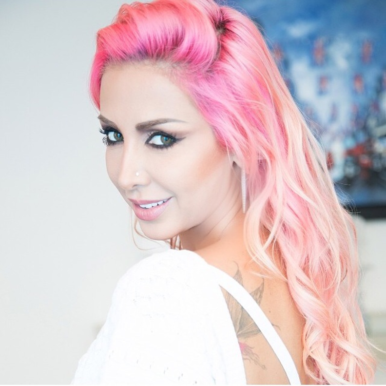 جويل ماردينيان عاشقة لألوان الشعر الغريبة