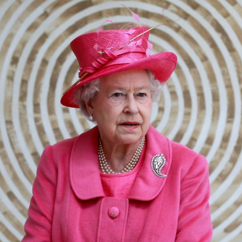 أصوات الضجيج على المائدة تزعج ملكة بريطانيا