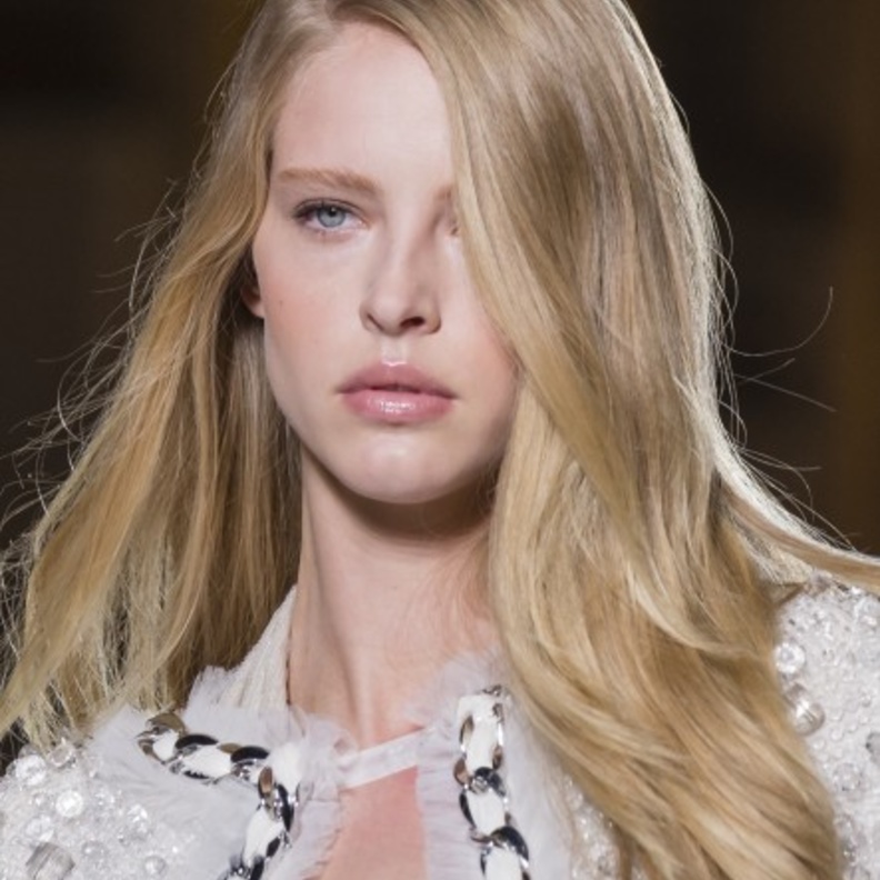 صبغات شعر أشقر لمناسبات نهاية العام من Versace