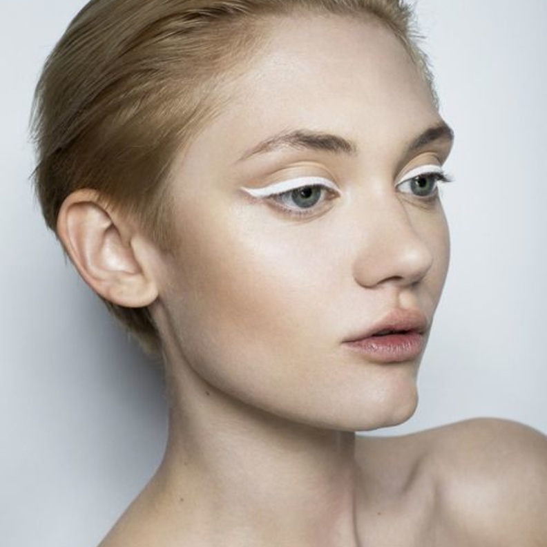 الآيلاينر المسحوب البني