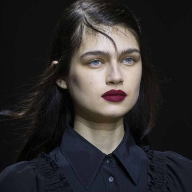 أحمر شفاه أزرق على خطى عارضات ‏Self-Portrait