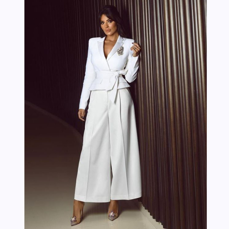 عادت نادين للتألّق بتصفيفة الشعر الطويل وإعتمدت ماكياجاً سموكي مع لون شفاه نيود