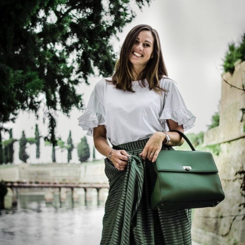 تصاميم حقائب كلاسيكية بإضافات فاخرة