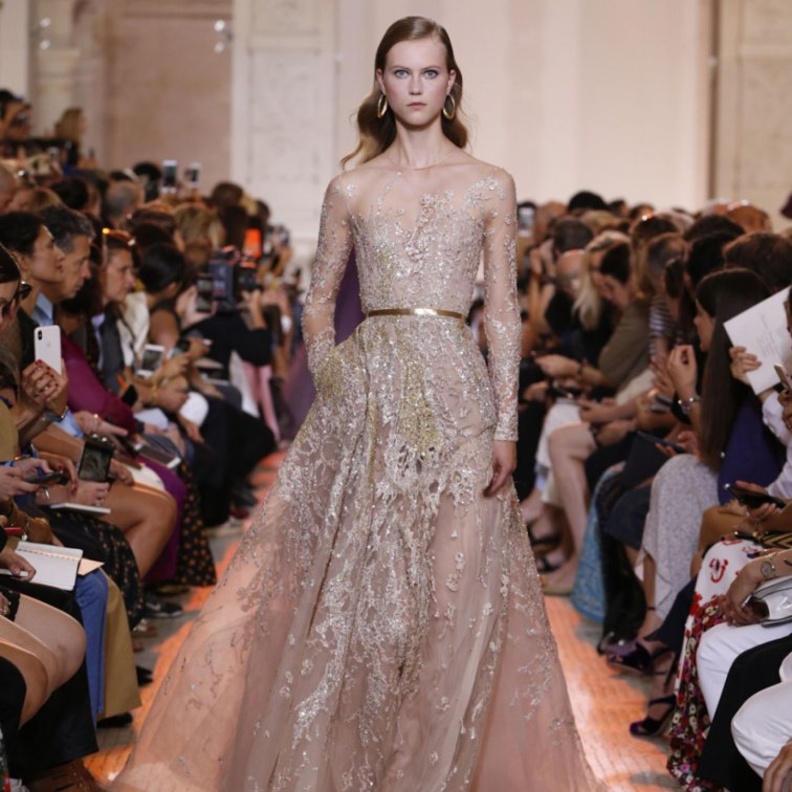  فساتين خطوبة مميزة باللون الذهبي من مجموعة ايلي صعب