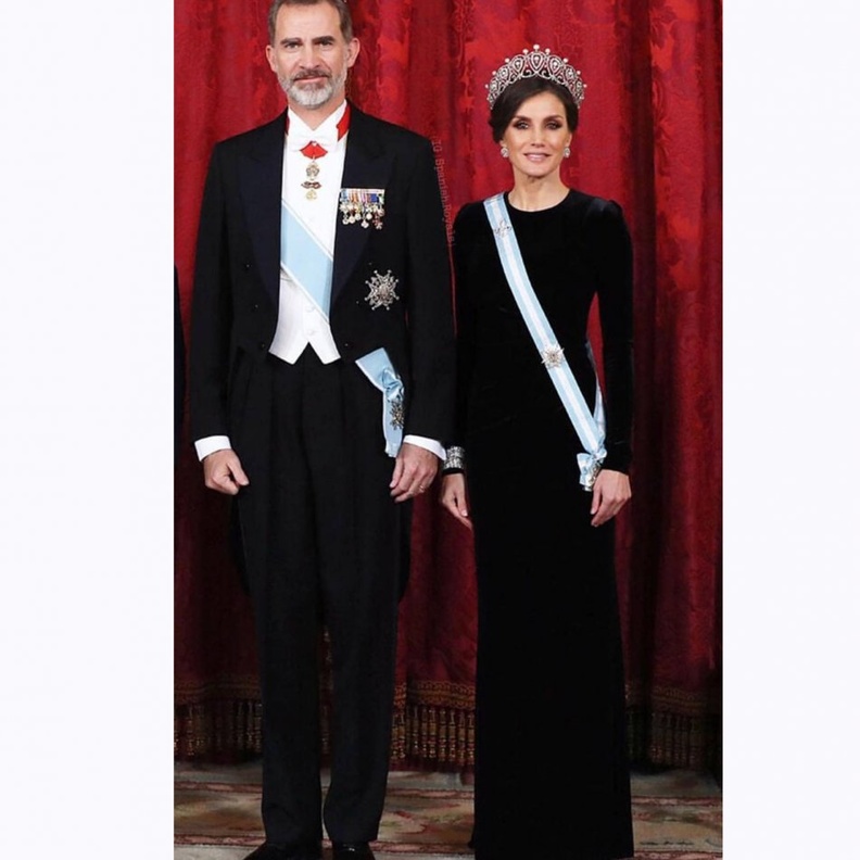  ليتيزيا ملكة إسبانيا أبهرتنا بأناقتها وسحر اختيارها تصاميم فاخرة