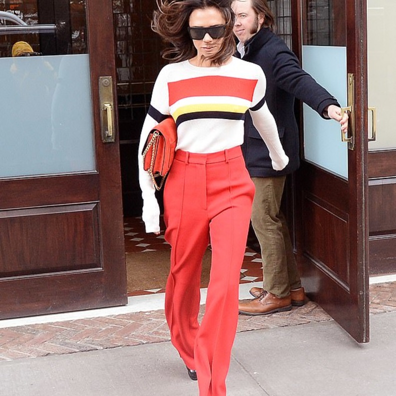 إطلالة فيكتوريا بيكهام الرّاقية والمليئة بالحياة في تصاميمها، ما رأيك بالتّعليقات التي لاقتها بسبب شعرها المتطاير؟.