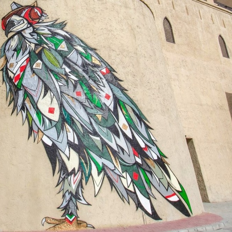 الصقر الإماراتي بتدرجات ألوان العلم الإماراتي في منطقة وسط دبي