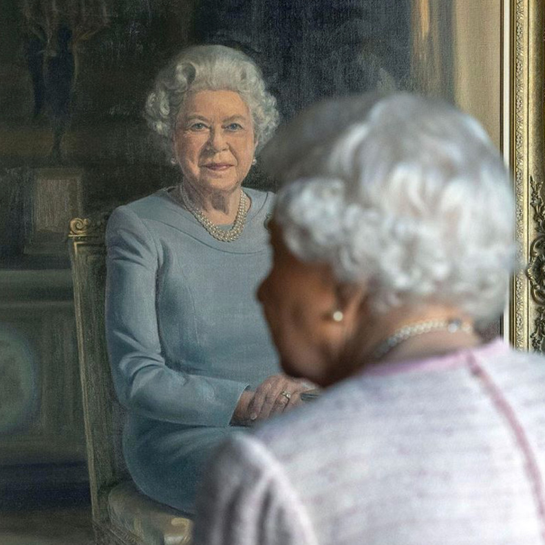 الملكة إليزابيث تشاهد رسم بورتريه جديد لها في قلعة وندسور اليوم