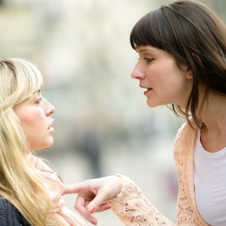 علامات تدل على غيرة المرأة من صديقتها