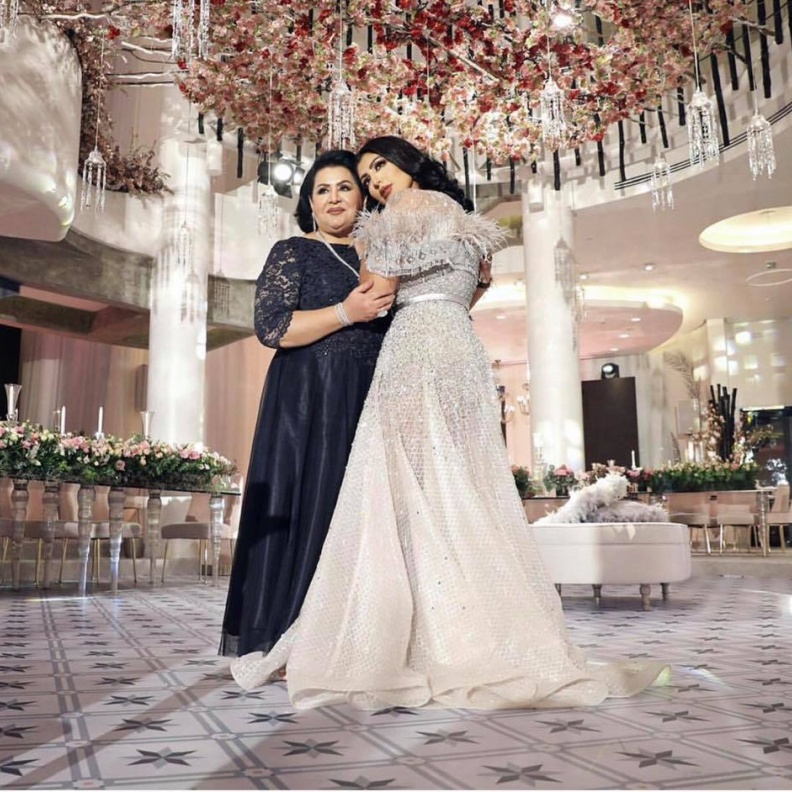 دانا الطويريش في أحضان والدتها خلال زفافها بالأمس في الكويت