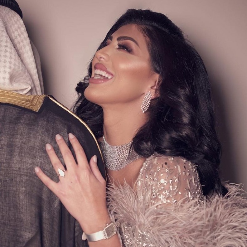 الريش زين فستان دانا من الجزء العلو وعند الأكمام