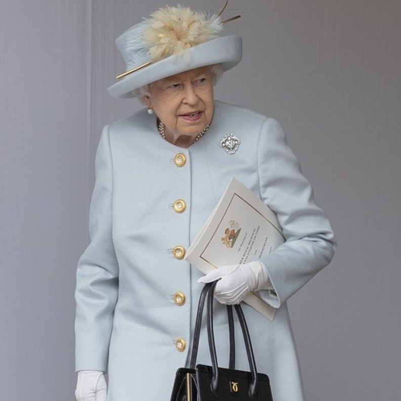 صورة تجمع ملكة بريطانيا وأطفال العائلة الصغار