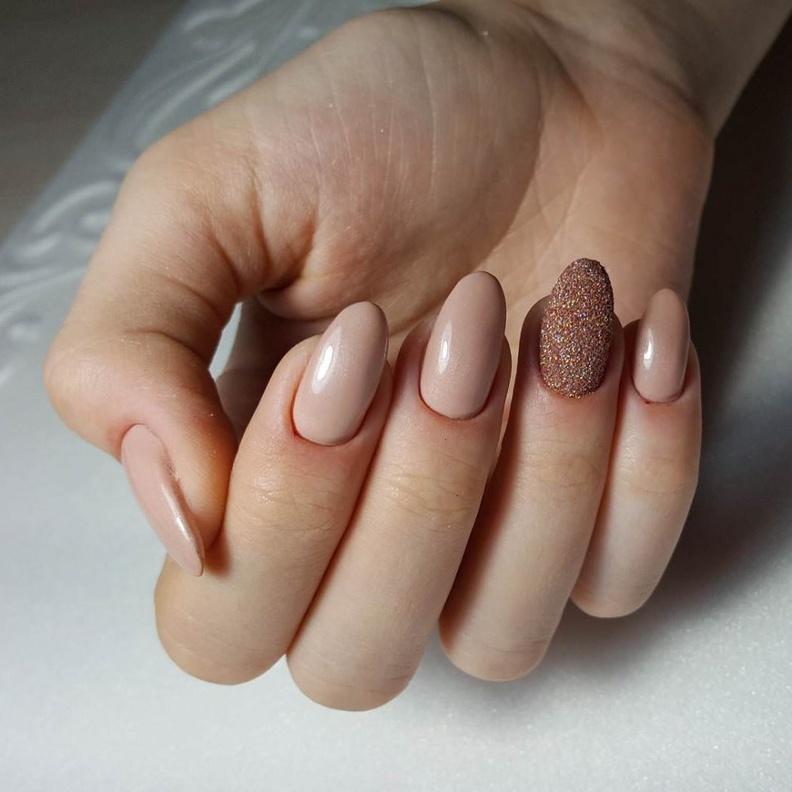 اختاري رسمة مفرغة على أظفرك الغير ملون