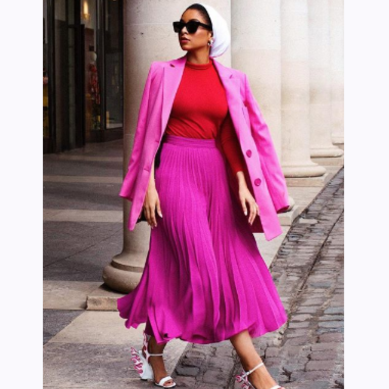 الأحمر مع القرميدي بدرجته الصّارخة من أجمل تنسيقات صوفيا 