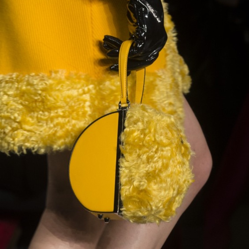  أناقة الشنط الطويلة والدائرية مع تفاصيل الجلد الأصفر من ‏Ulla Johnson