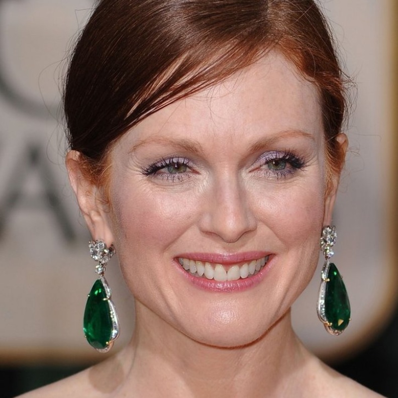 جوليان مور تختار أقراط فريد لايتون Fred Leighton