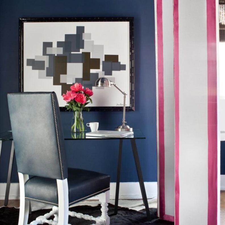 مكتب بسيط في شرفة المنزل