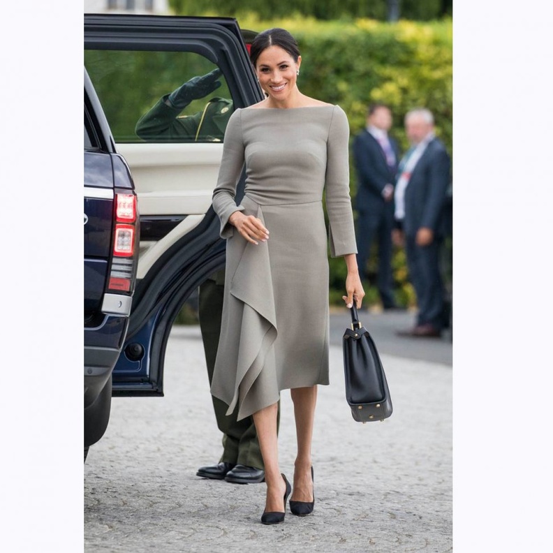 اختارت ميغان ماركل فستان باللون الزيتي ونسقت معه حقيبة يد باللون الأسود