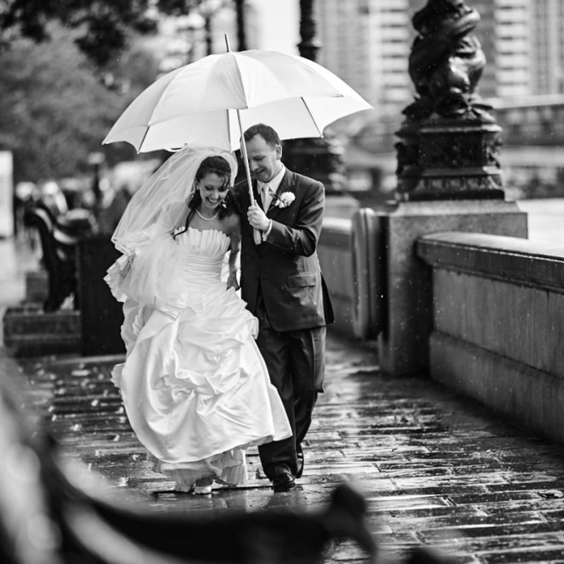 اصطحبي معك معطفا يتناسب مع الفستان حتى ولو يكن باللون الابيض