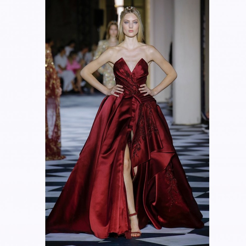 فستان احمر من زهير مراد بالتنورة الواسعة