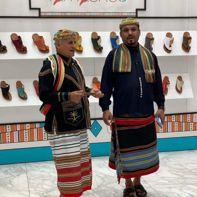 الفنانة السعودية ديما البقمي تستعرض أصول فن القط العسيري