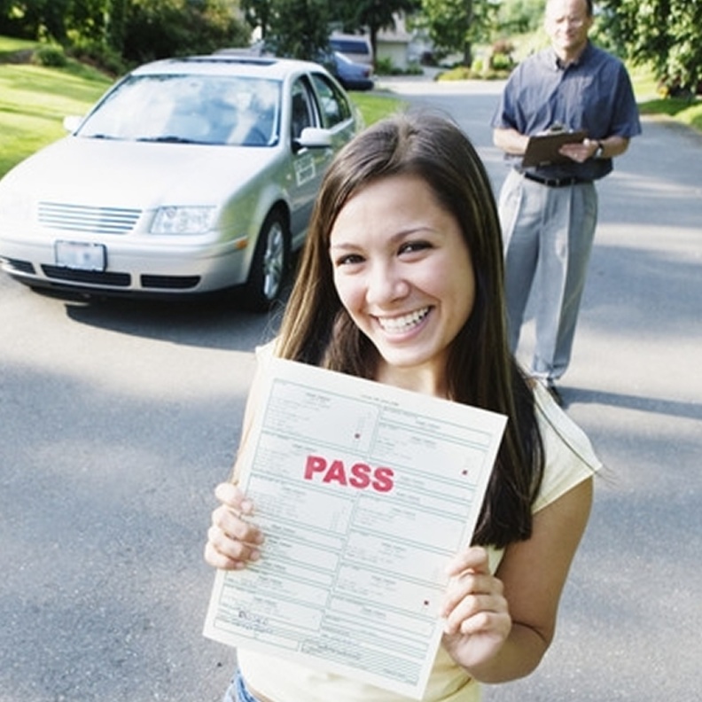 احرصي على التدرب على الطرق التي من المفترض أن تسير بها خلال اختبار القيادة