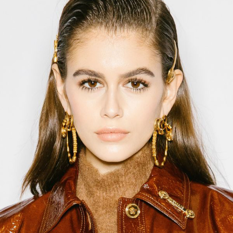 مكياج برونزي ساحر في عرض فرساتشي ‏Versace
