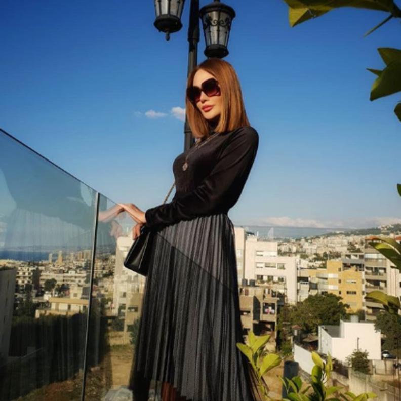 اختاري القميص الأبيض بحكمة وأتقني اعتماده بأنوثة على طريقة داليدا عيّاش