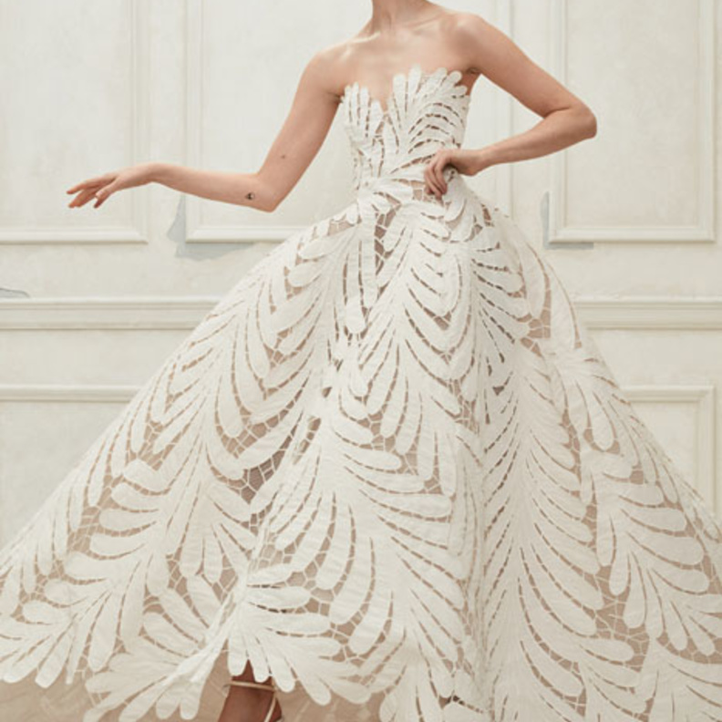  Oscar de la Renta تبدأ اليوم بعرض مجموعتها الفاخرة من فساتين الزفاف والأزياء الجاهزة