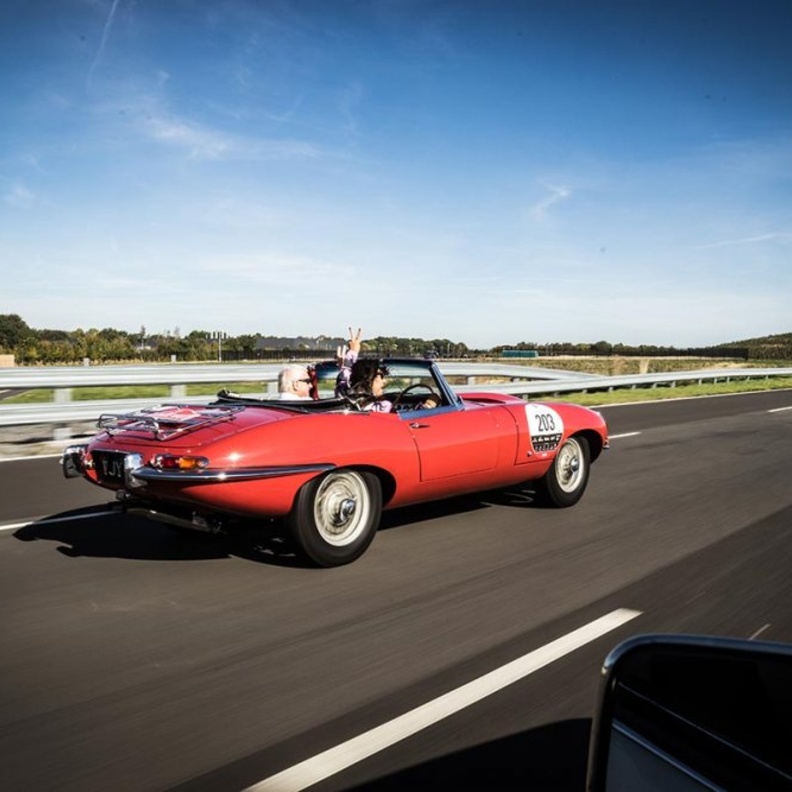 احرصي على القيام ببحث جيد بشأن المواصفات المميزة لنوع السيارة الكلاسيكية التي ترغبين في شرائها