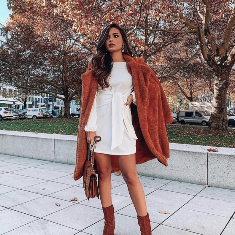 معطف طويل بقماش shearling باللون الأخضر التفاحي وبياقة من الفرو