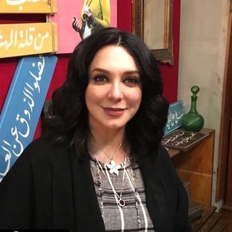 سلاف فواخرجي تستريح في أحد مقاهي الشام