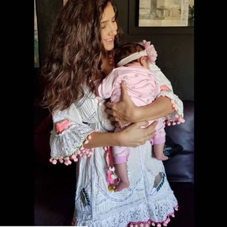 مي عمر وابنتها