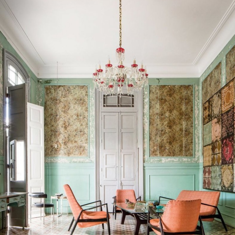 الكنب الجلي القديم يبرز جمال الأسلوب الفينتاج في ديكورات غرف المعيشة.