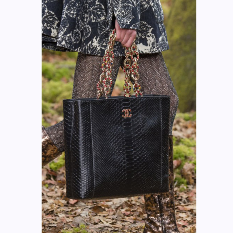 الفرو الأخضر في شنط شانيل Chanel