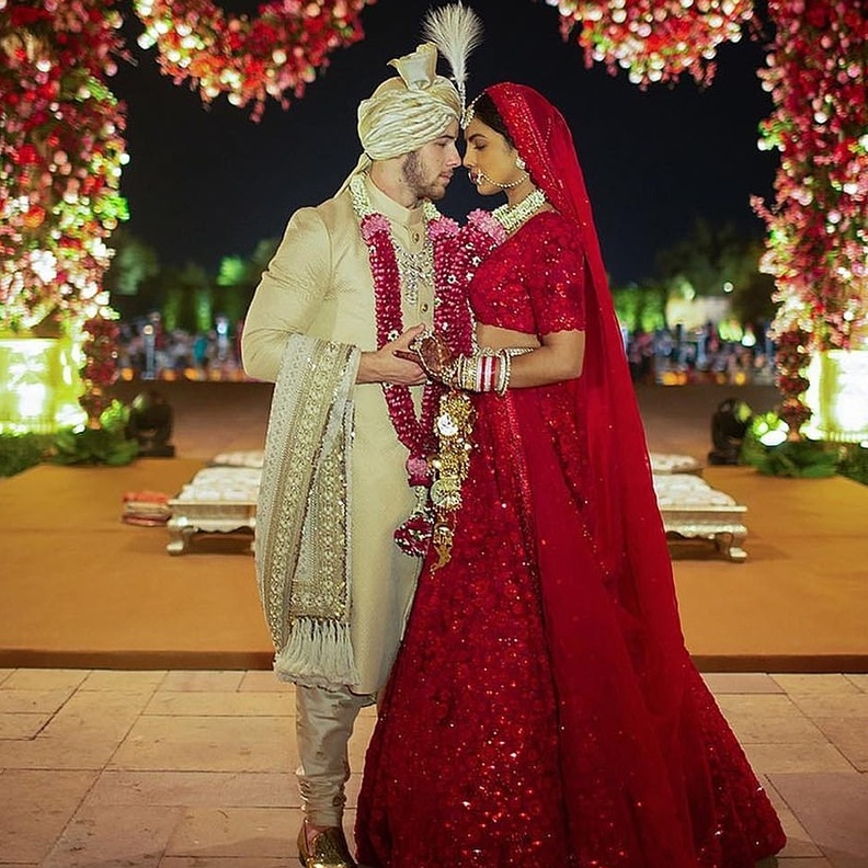  بريانكا تقوم بتحية ضيوفه