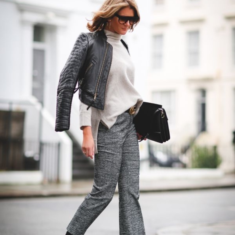 أناقة خريفية في البناطيل القصيرة مع أحذية الكاحل المطاطية