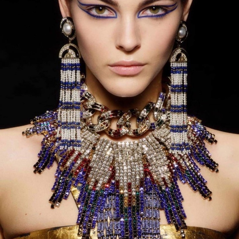 رسمات عيون جريئة وتسريحات شعر مبللة في عرض شانيل