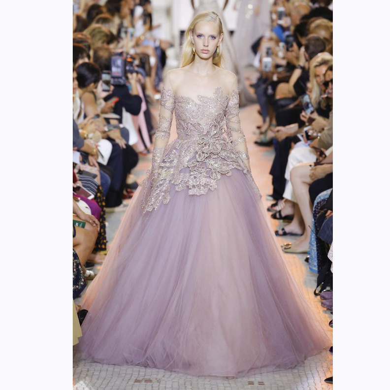 فستان قصير من الامام وطويل من الخلف من ايلي صعب