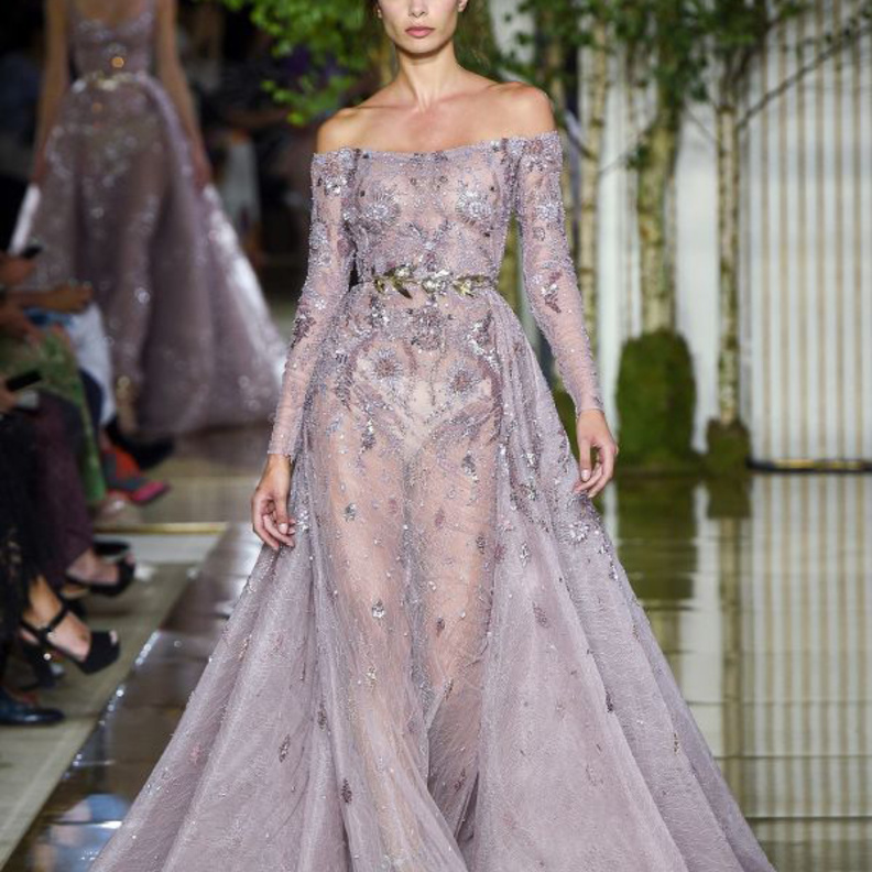 فستان احمر من زهير مراد بالتنورة الواسعة