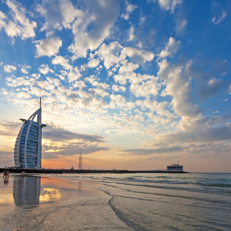 الأرصاد الإماراتية تكشف توقعاتها لطقس الخميس: صحو إلى غائم جزئيا