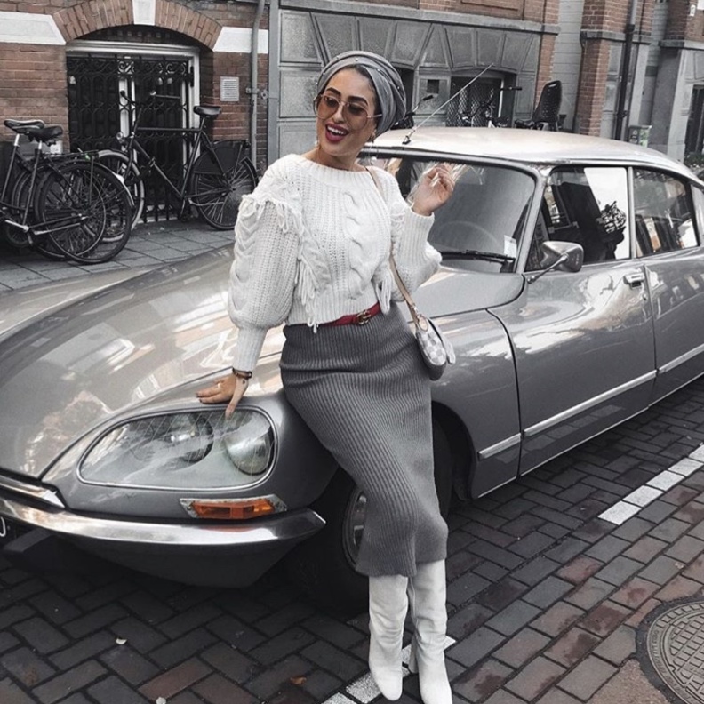 البوت الأبيض الطويل مع تنورة بليسيه واسعة