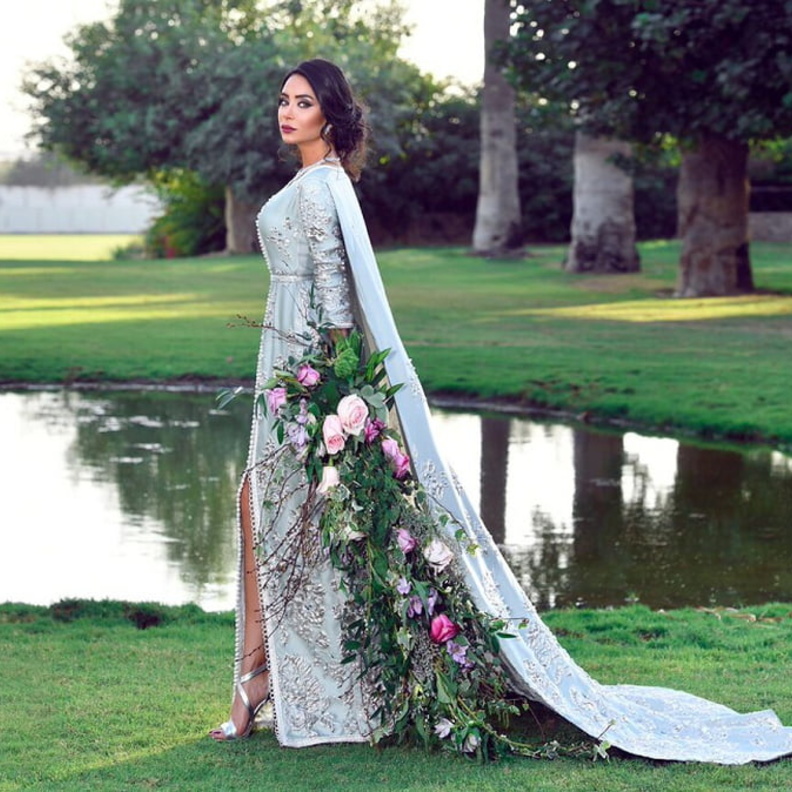 البودرة الوردية على الخدين تجعل وجهك متوهجا