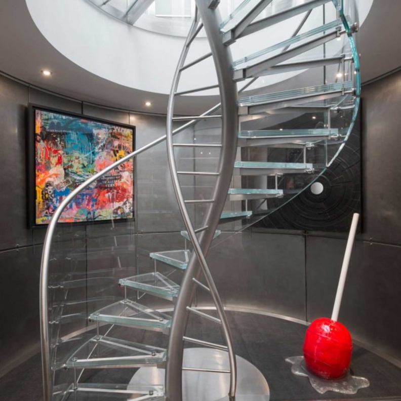 أناقة اللون الرصاصي وجمال الخطوط الانسيابي في تصميم الدرج الدائري