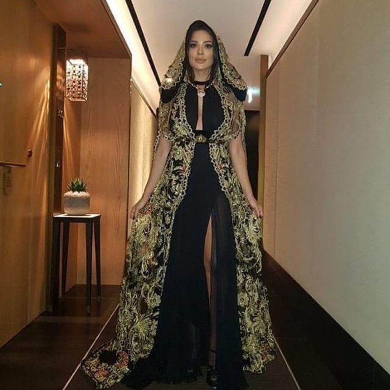 فستان أسود مخملي يظهر مفاتن نادين نجيم في حفل بولغاري في دبي
