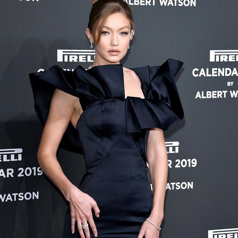 Laetitia Casta تخلّت عن الفستان الطويل لصالح فستان أسود متوسط الطول