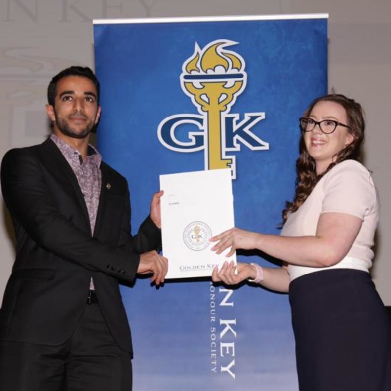  المبتعث السعودي علي الشهري ينال عضوية المفتاح الذهبي للشرف العالمي