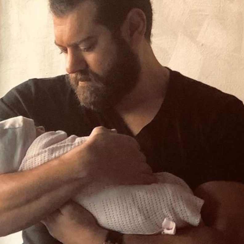 عمرو يوسف وابنته 